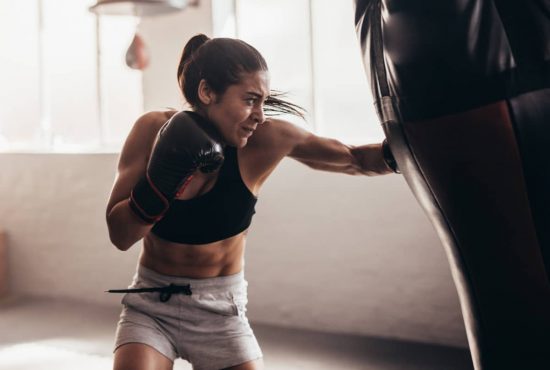 boxeadora entrenando duro