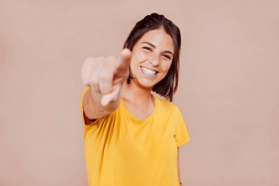 Mujer empoderada sonriendo con actitud decidida, frases de luchar por la vida