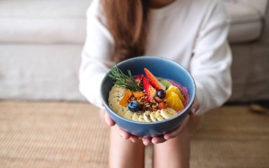 Ideas de meriendas Mujer mostrando un plato saludable
