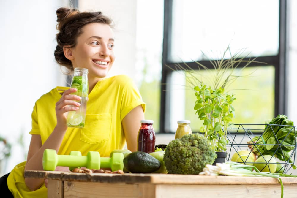 Mujer joven disfrutando de un smoothie detox