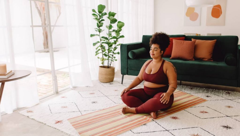 mujer sana practicando yoga