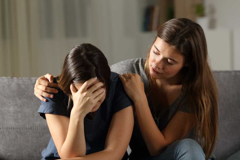Como dejar de ser dependiente emocional Mujer dando apoyo a otra