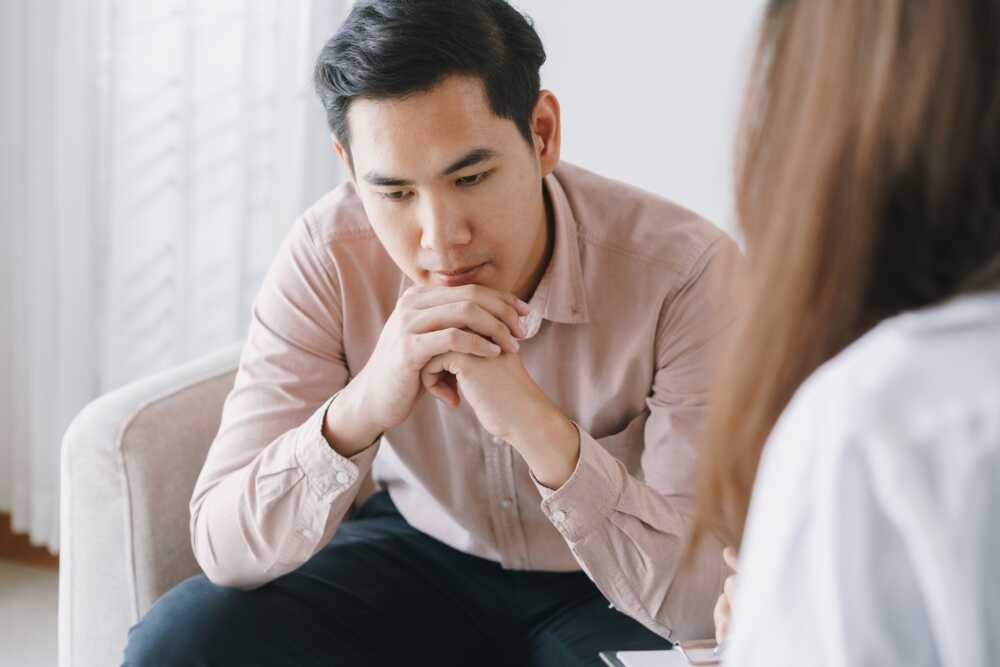 Como dejar de ser dependiente emocional Hombre depresivo en consulta con una psicóloga