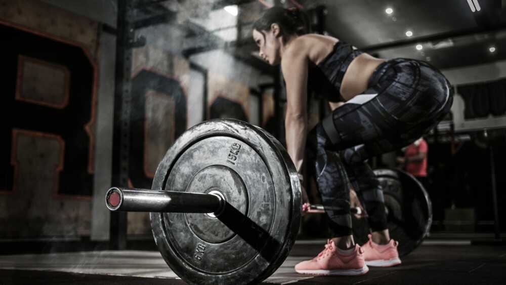 Peso muerto con barra gimnasio