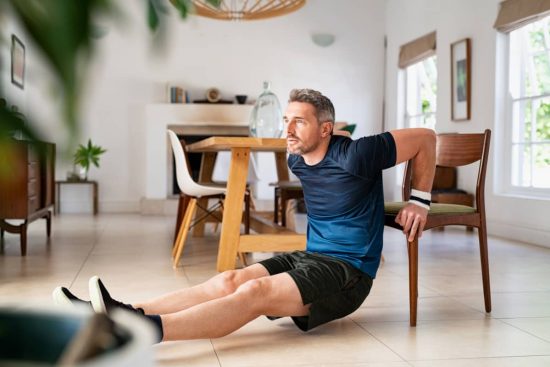 Trabajo de flexión de hombros en silla