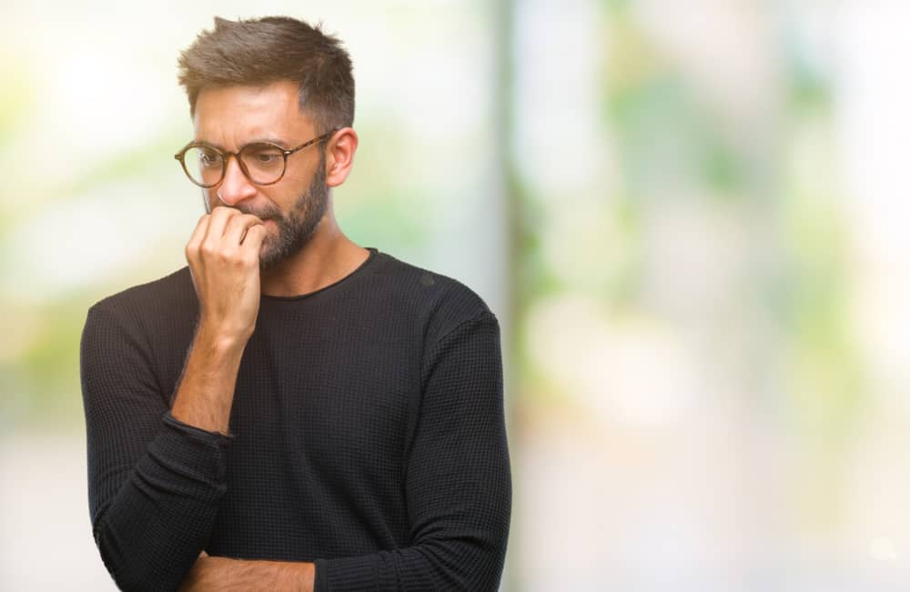 Hombre joven con dudas