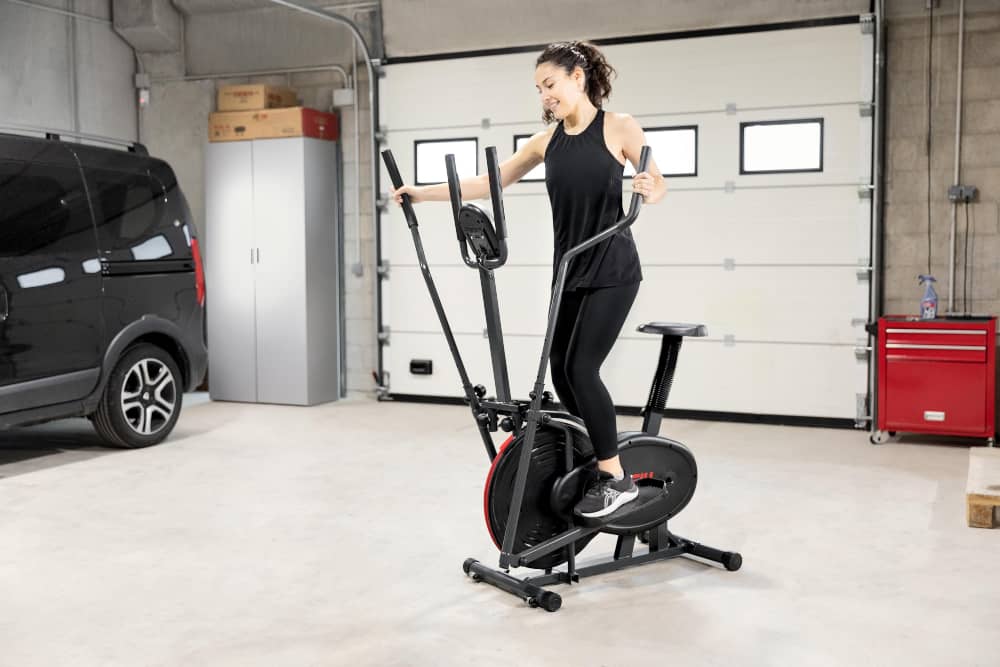 mujer joven haciendo deporte