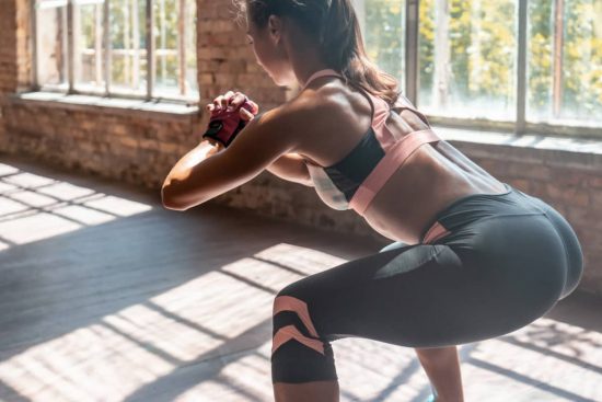 Mujer realizando hip thrust