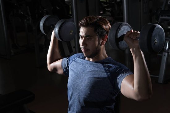 Hombre joven realiza ejercicio de hombro