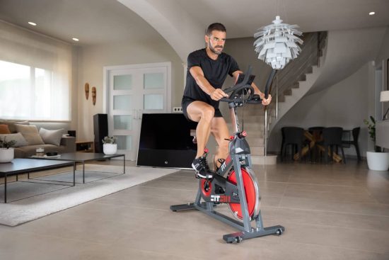 Hombre haciendo ejercicio en bicicleta estática.