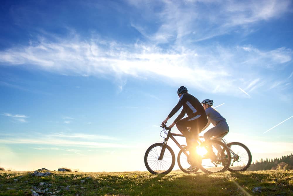 Practicar deporte en pareja: el ciclismo