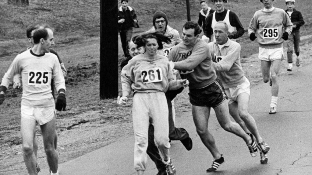 Kathrine Switzer fue la primera mujer en correr el maratón de Boston en 1967, a pesar de que la carrera solo estaba abierta a hombres en ese momento. Switzer ha sido una defensora del deporte femenino y ha trabajado para aumentar la participación de mujeres en las carreras de larga distancia. También ha fundado una organización sin fines de lucro que apoya a mujeres y niñas en todo el mundo a través del deporte.