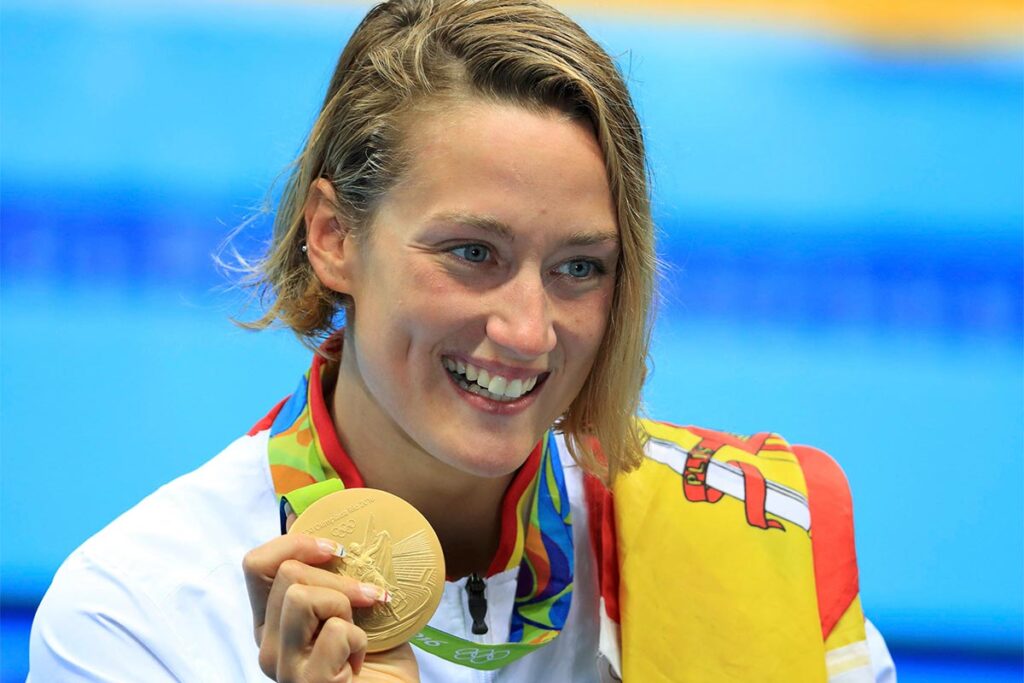 Nacida en Badalona en 1990, Mireia es una nadadora olímpica española. Ha ganado numerosas medallas en competiciones internacionales, incluyendo 2 medallas de oro en los Juegos Olímpicos de Río de Janeiro en 2016. Además, ha batido varios récords mundiales y europeos en diferentes disciplinas de natación.