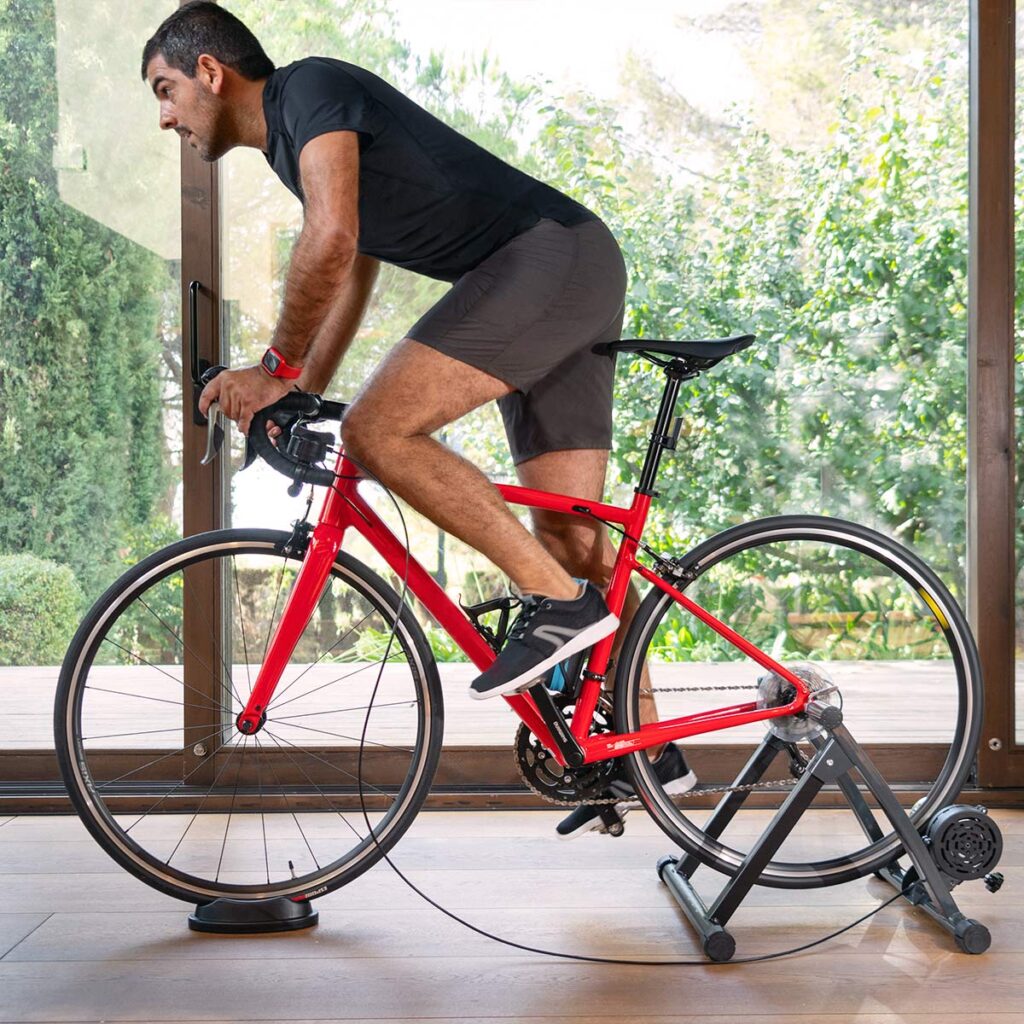 hombre utilizando el rodillo de bicicleta