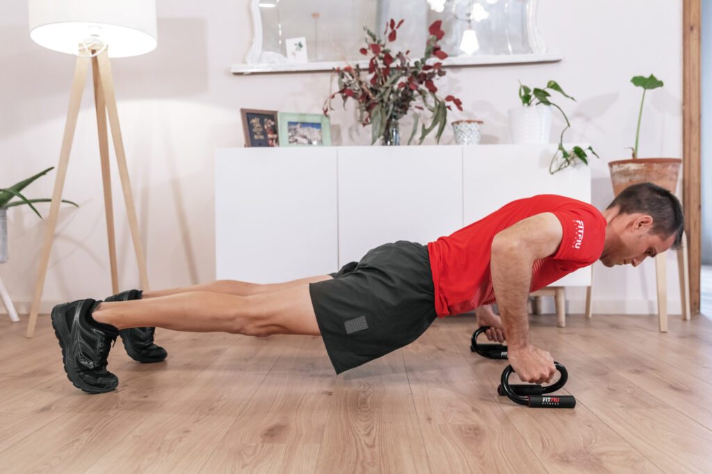 hombre realizando flexiones en el entrenamiento