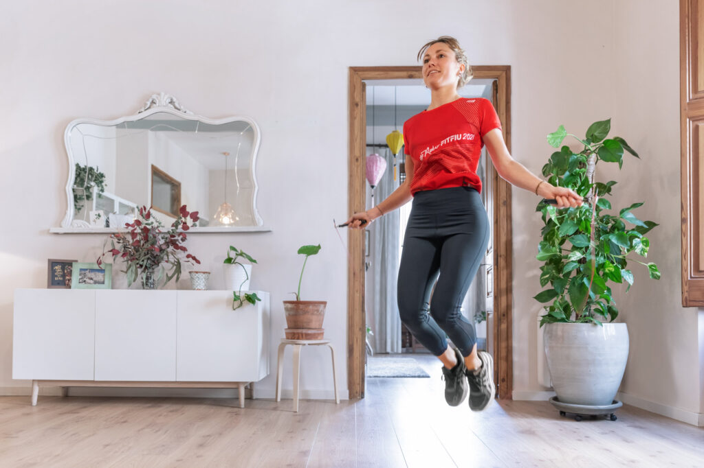 Mujer realizando saltos con cuerda