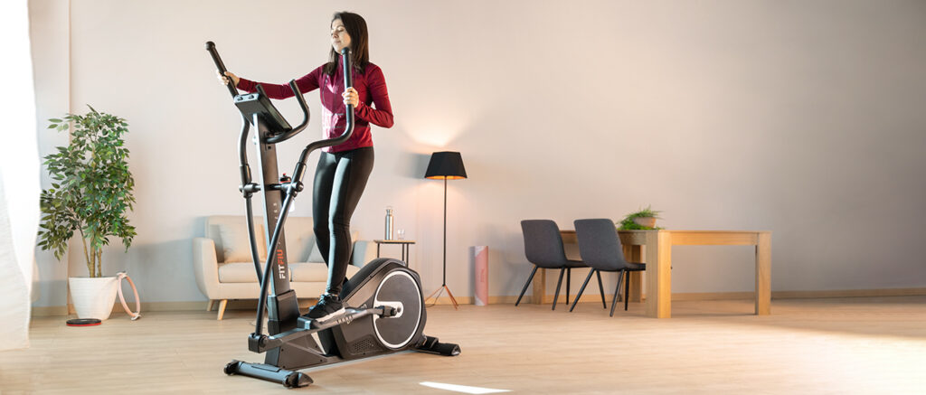 mujer realizando entrenamiento de cardio con bicicleta elíptica