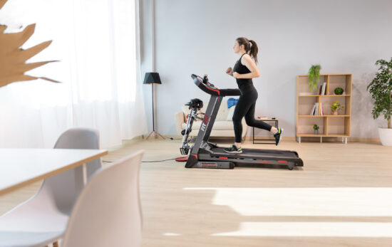 mujer realizando cardio en cinta de correr