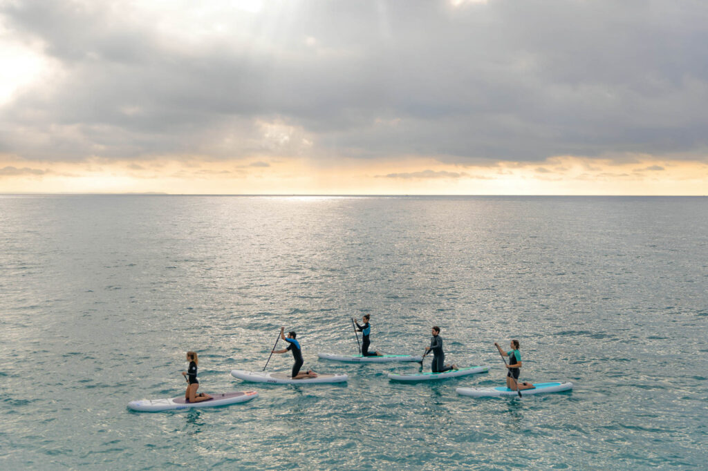 grupo de amigos practicando paddle surf