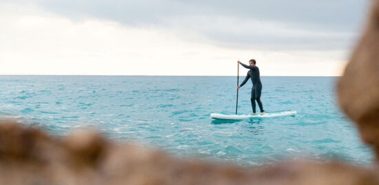 hombre haciendo deporte en paddle surf