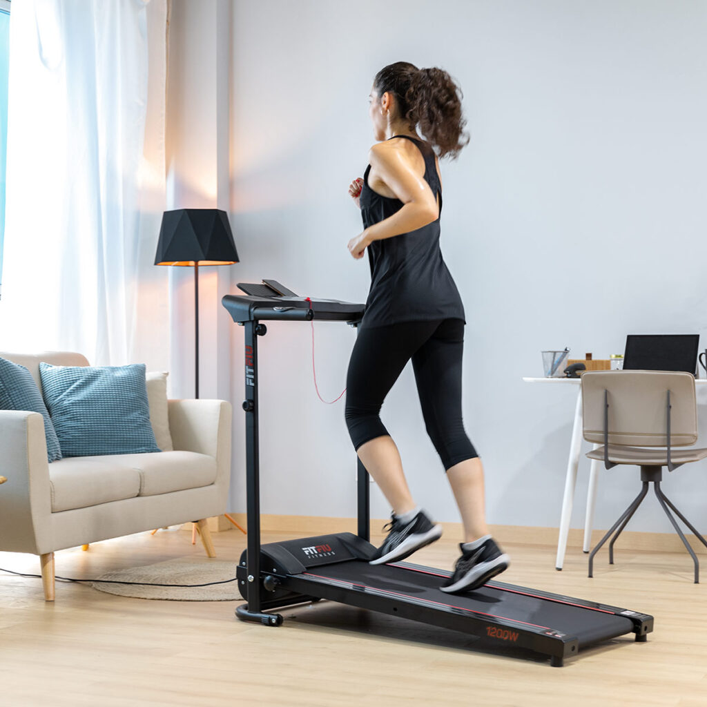 mujer realizando entrenamiento de alta intensidad con cinta de correr