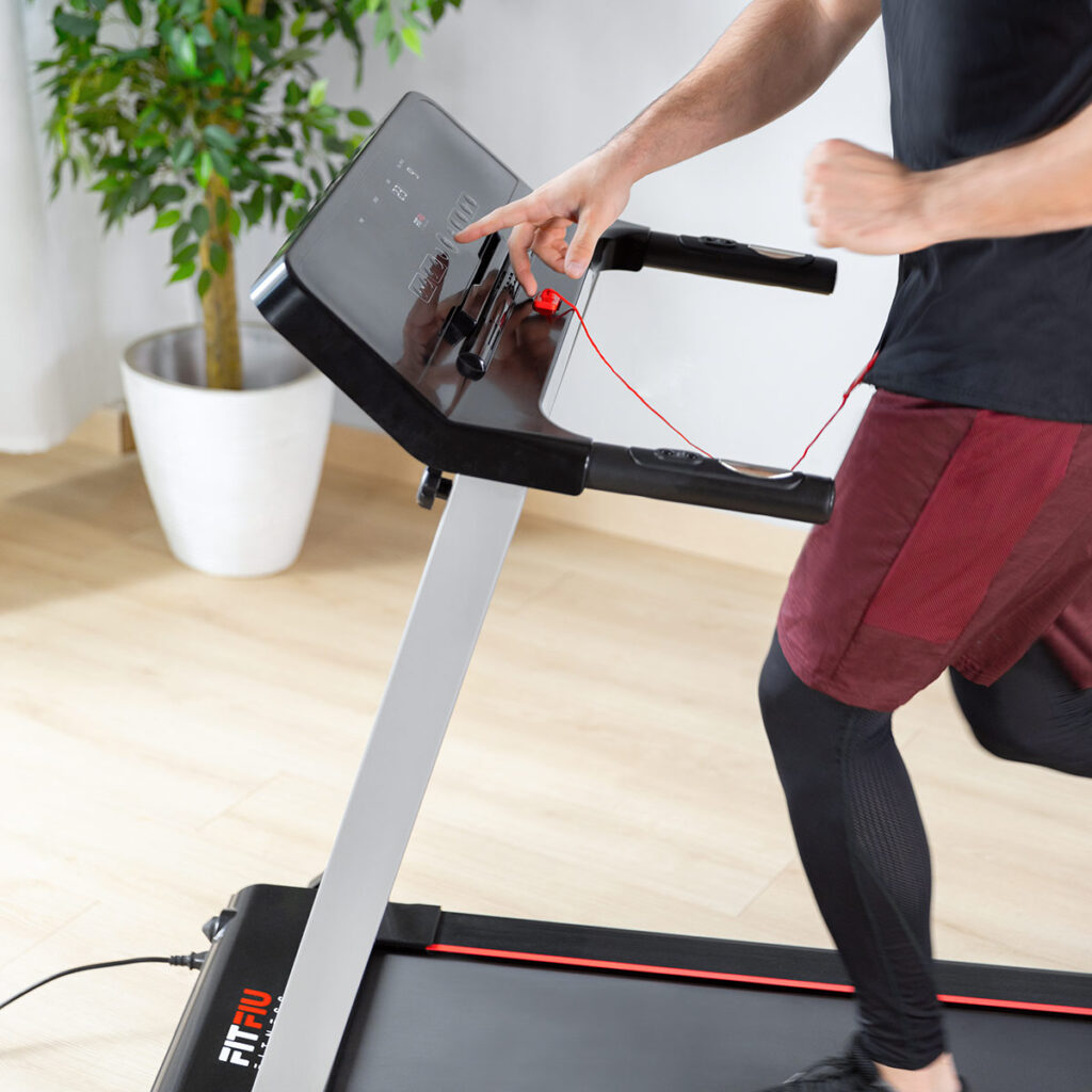 hombre realizando deporte en cinta de correr