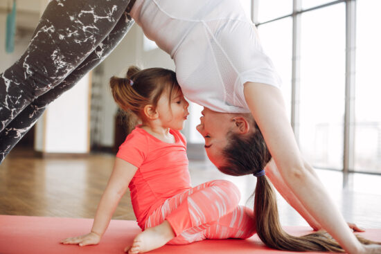 madre realizando deporte con su hija